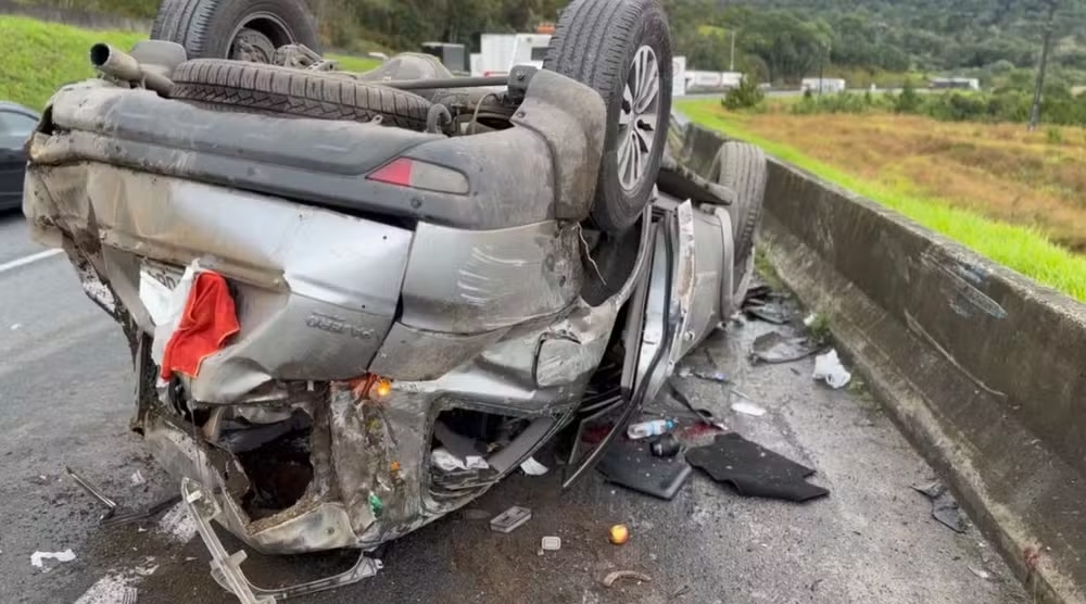 巴西男足前队长邓加遭遇车祸，车辆直接翻车+损毁严重